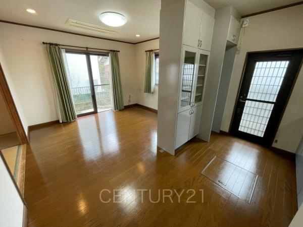 高崎市飯塚町中古一戸建ての居間・リビング|大きいソファーがおける広々リビング