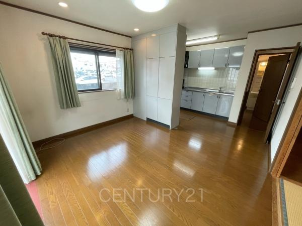 高崎市飯塚町中古一戸建ての居間・リビング|２面採光のリビング