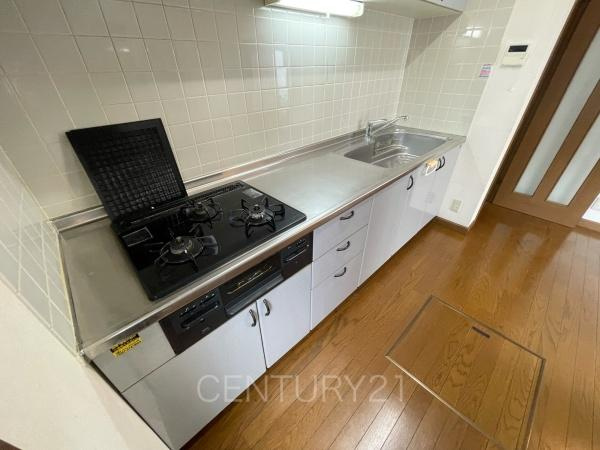 高崎市飯塚町中古一戸建てのキッチン|３口コンロ