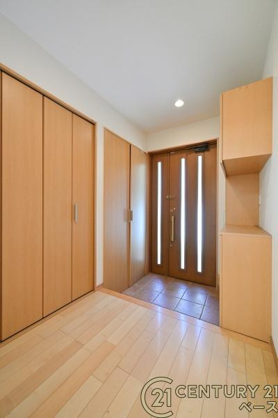 香芝市関屋北３丁目　一戸建の玄関|■現地撮影写真■すっきりとした明るい玄関が家族やお客様を迎えてくれます！