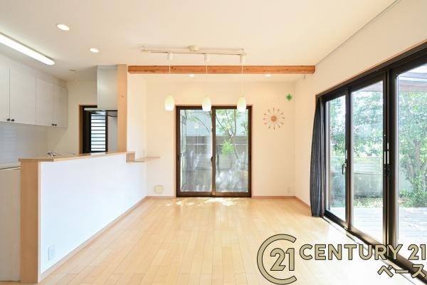 香芝市関屋北３丁目　一戸建の居間・リビング|■現地撮影写真■ご家族でくつろげる広々としたリビング！