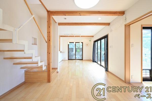 香芝市関屋北３丁目　一戸建の居間・リビング|■現地撮影写真■窓が多く明るい光が射し込みます！