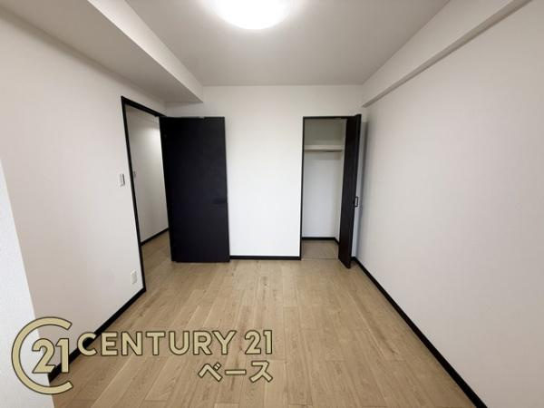 パストラーレ天理の洋室|■各居室に収納スペースがあり、お荷物の多いご家族でも大丈夫です！