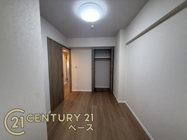 メゾンドールクラヴィエ生駒Ａ棟の洋室|■各居室に収納スペースがあり、お荷物の多いご家族でも大丈夫です！