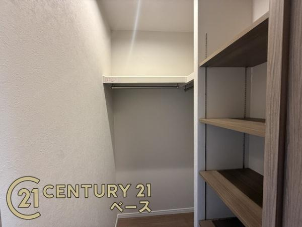メゾンドールクラヴィエ生駒Ａ棟の収納|■たっぷり収納できるウォークインクローゼットがございます！