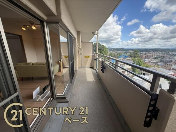 メゾンドールクラヴィエ生駒Ａ棟のバルコニー|■奥行きのある広々としたバルコニーは南東向きで日当たり良好です。