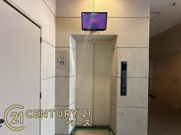 メゾンドールクラヴィエ生駒Ａ棟のその他共用部分|エレベーター内のモニターもあるので安心ですね！
