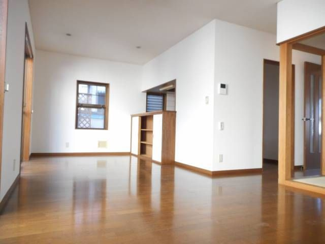 鵠沼松が岡戸建ての居間・リビング