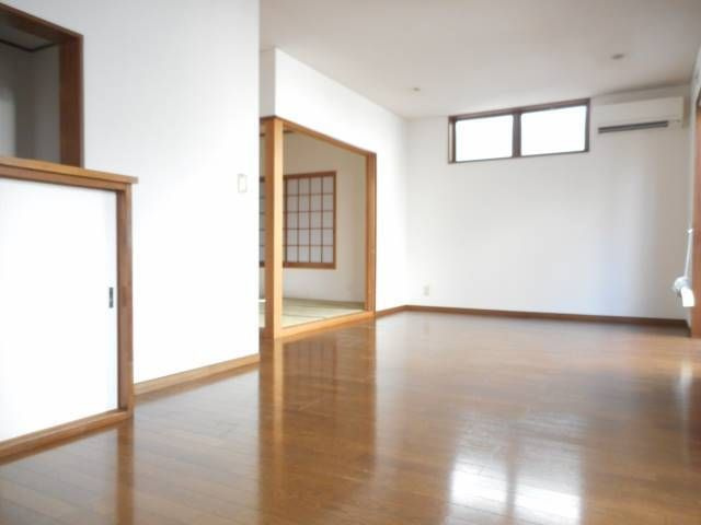 鵠沼松が岡戸建ての居間・リビング