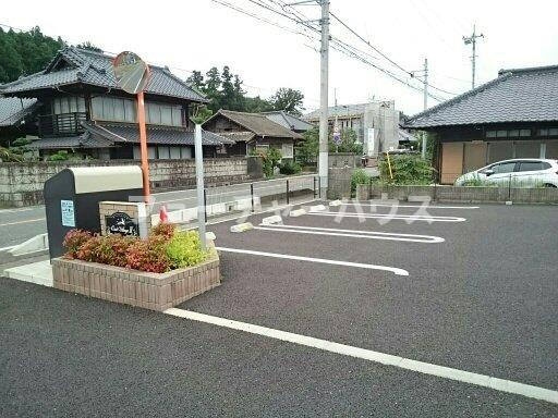 オーク　ヴィレッジⅢの駐車場|駐車場完備です