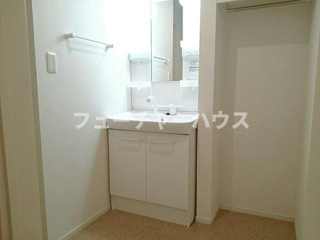 オーク　ヴィレッジⅢの洗面所|忙しい朝には欠かせない洗面所です