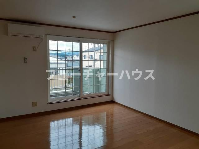 ガーデンロイヤルＡの居間・リビング