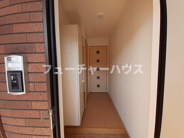 セント．クララアパートメントＡの玄関