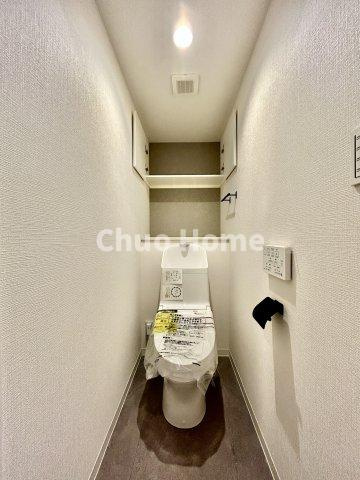 ハイラーク大島のトイレ|【トイレ】 収納スペースをしっかりと確保した温水洗浄便座機能付きトイレ。温水洗浄便座は清潔にお使いいただくための大切なアイテムです。