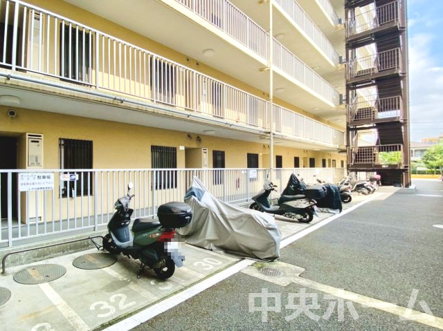 ライオンズプラザ北綾瀬の駐車場|【バイク置場】最新の空き状況や費用などの詳細は担当スタッフまでお問い合わせください。