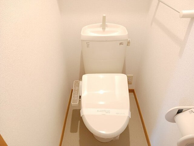 東陽館２号館のトイレ|落ち着いた色調のトイレです