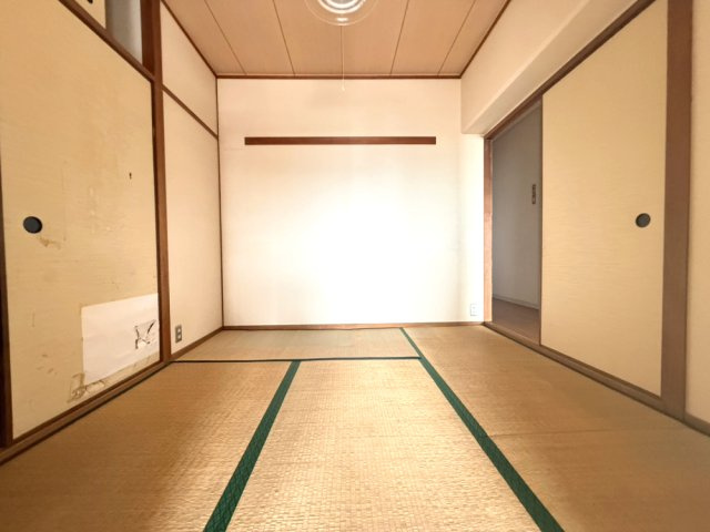 明石本町ビル住宅の和室|明るい4.5帖の和室です
