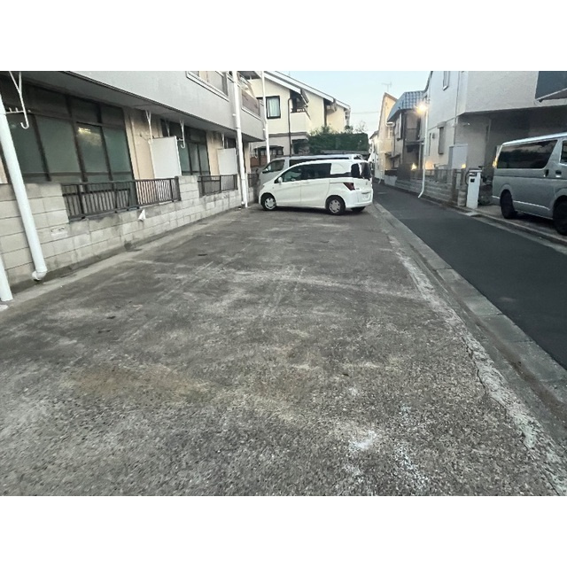 リブレス金町東水元　旧　第六竹石マンションの駐車場|車をお持ちの方に嬉しい駐車場付きの物件です