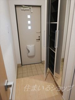 ブリーゼ　Ⅰの玄関|ミラー付き大型シューズボックス