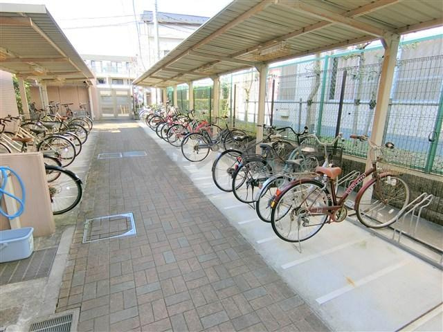 クリオ平和島のその他共用部分|屋根付きラック式の駐輪場　空き状況等詳細はお問合せください。