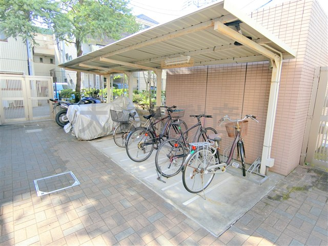 クリオ平和島のその他共用部分|屋根付きラック式の駐輪場　空き状況等詳細はお問合せください。