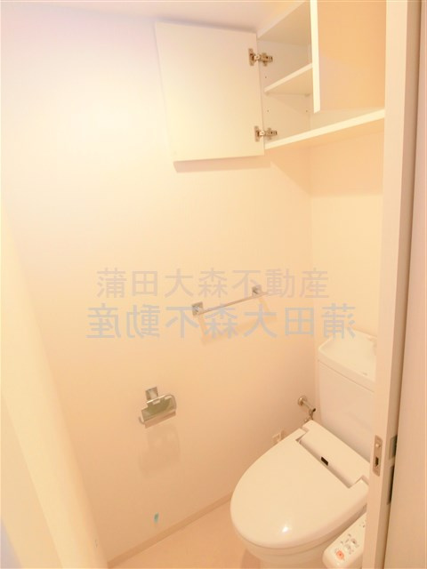 クリオ平和島のトイレ|棚収納と温水洗浄暖房便座付きのトイレ　