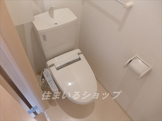 プリムローズのトイレ|シャワートイレ・収納棚あり