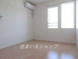 サクラの寝室|寝室にもエアコンあり