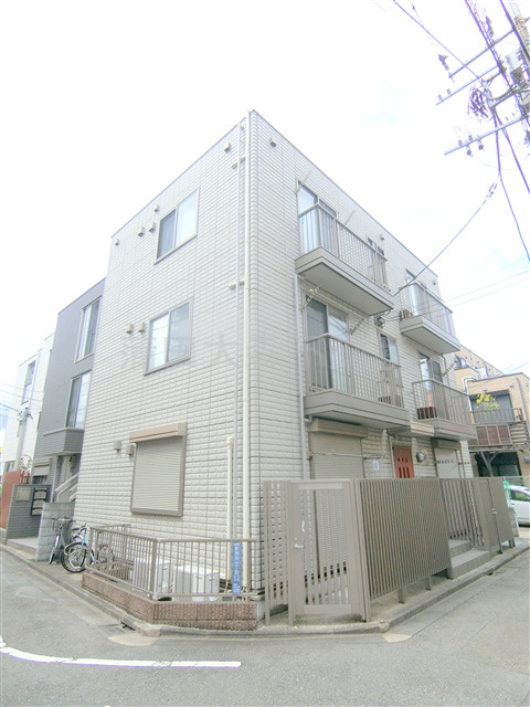 ジアースコスモの外観|2010年2月築　鉄骨造地上3階建て総戸数6戸
東京都大田区新蒲田1丁目　京浜東北線蒲田駅徒歩9分、東急池上線蓮沼駅徒歩8分