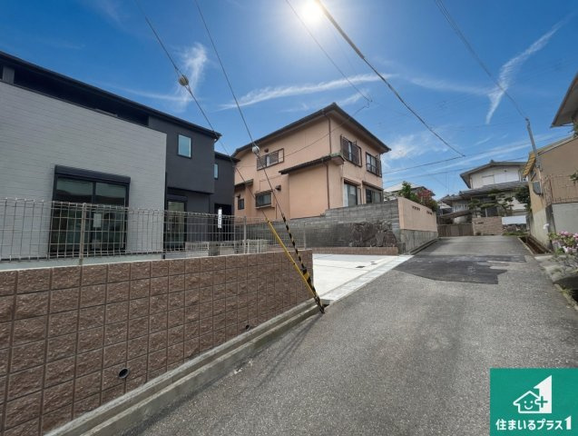 神戸市北区広陵町　第1期　新築一戸建ての前面道路含む現地写真|周辺は閑静な住宅街！前面道路広々で車の出し入れも便利です。駐車が苦手な方でも安心して車庫入れできます！