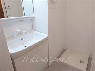 ショコラⅠの洗面所|三面鏡付きシャンプードレッサー