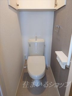 ショコラⅠのトイレ|シャワートイレ・手すり・収納あり