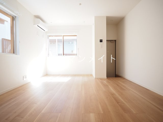 【居間・リビング】 | シャルボン | 明るい日差しの入るお部屋です