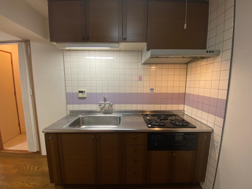 クレッセントハウスのキッチン|コンパクトなキッチンで掃除もラクラク