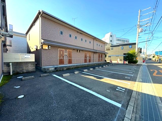 クレストコートBの駐車場
