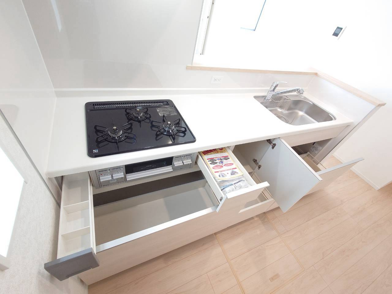 ♥♥沖縄市胡屋－9号棟（全13棟）のキッチン|コンパクトなキッチンで掃除もラクラク
