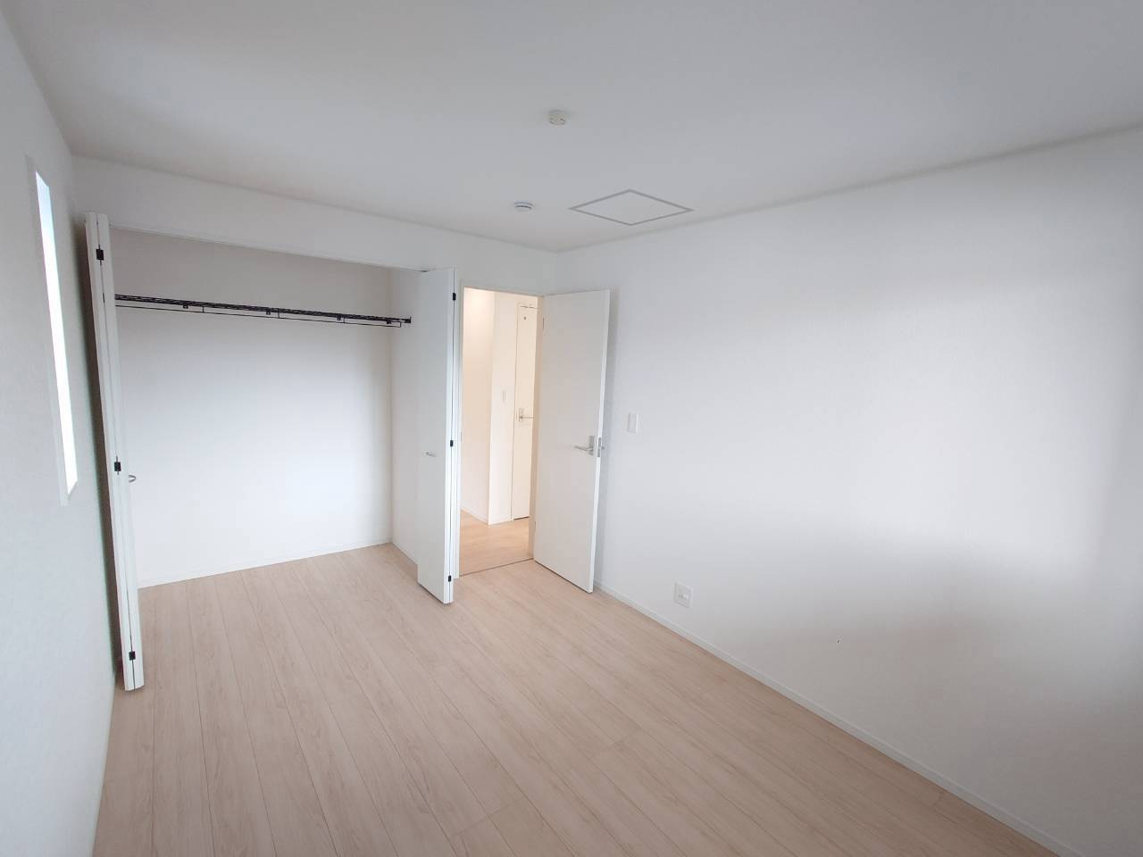 ♥♥沖縄市胡屋－9号棟（全13棟）の洋室|明るい洋室です