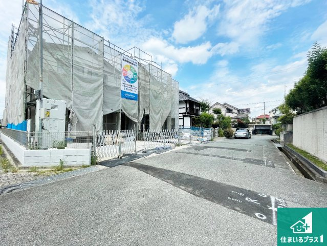 神戸市北区鹿の子台北町　新築一戸建ての前面道路含む現地写真|周辺は閑静な住宅街！前面道路広々で車の出し入れも便利です。駐車が苦手な方でも安心して車庫入れできます！