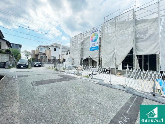 神戸市北区鹿の子台北町　新築一戸建ての前面道路含む現地写真|周辺は閑静な住宅街！前面道路広々で車の出し入れも便利です。駐車が苦手な方でも安心して車庫入れできます！