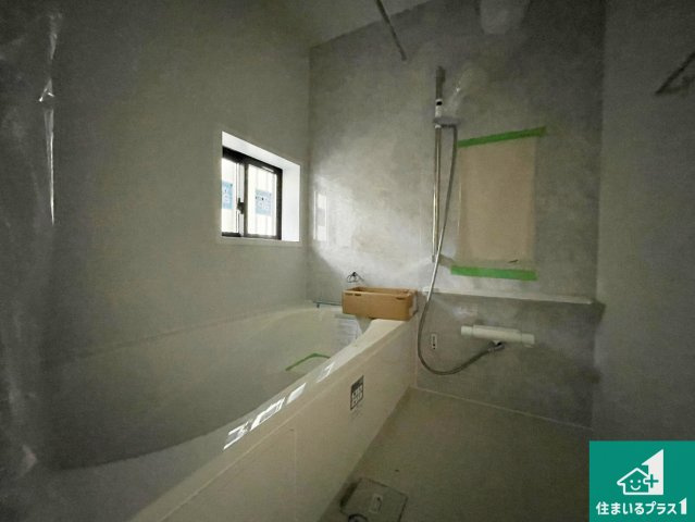 神戸市北区鹿の子台北町　新築一戸建ての浴室|足をゆったり伸ばして寛げる浴槽です。窓が設けられていますので差し込む光が明るく穏やかな雰囲気にしてくれます♪浴室乾燥機も設置しているので、雨の日の洗濯物も安心です♪