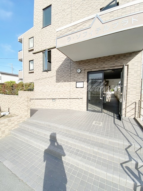 茅ヶ崎市菱沼３丁目の賃貸マンションのエントランス