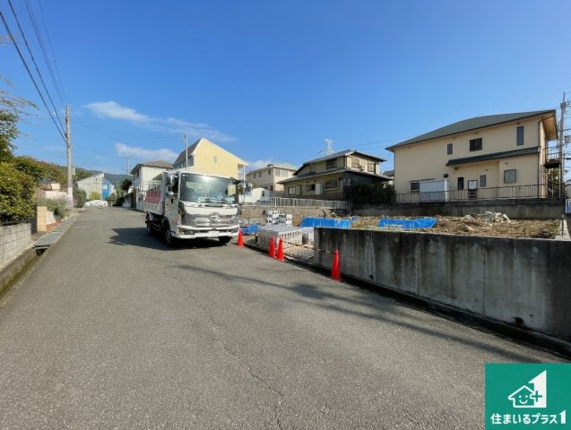 神戸市北区小倉台　第3期　新築一戸建ての前面道路含む現地写真|周辺は閑静な住宅街！前面道路広々で車の出し入れも便利です。駐車が苦手な方でも安心して車庫入れできます！