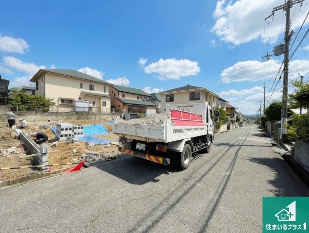 神戸市北区小倉台　第3期　新築一戸建ての前面道路含む現地写真|周辺は閑静な住宅街！前面道路広々で車の出し入れも便利です。駐車が苦手な方でも安心して車庫入れできます！