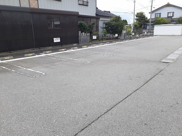 メロディ　Ａの駐車場