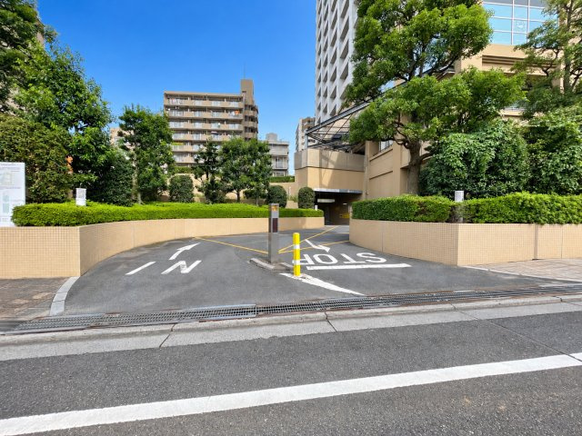 ザ・タワー・グランディアの駐車場|駐車場入り口
