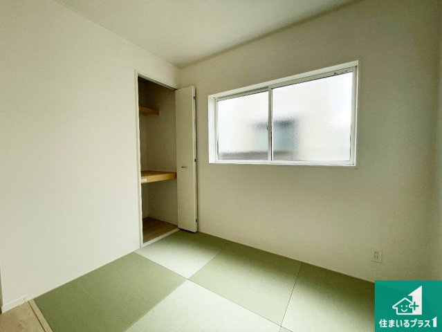 神戸市北区鈴蘭台東町　第3期　新築一戸建ての和室|一室あると便利な和室は客間としてだけでなく、小さなお子様のプレイルームや食後のくつろぎスペースとしてもご利用いただけます。収納もついていますので大活躍間違いなし！