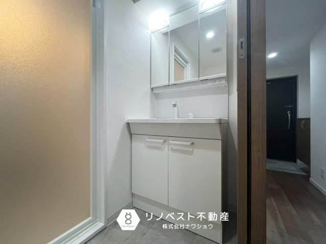 サンメゾン若江岩田の独立洗面台|三面鏡付き独立洗面台完備◎
向かいにはランドリースペースもございます♪