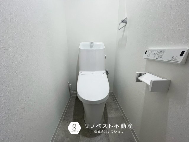 サンメゾン若江岩田のトイレ|温水洗浄機能付きトイレ！
白で統一されたシンプルな空間です◎