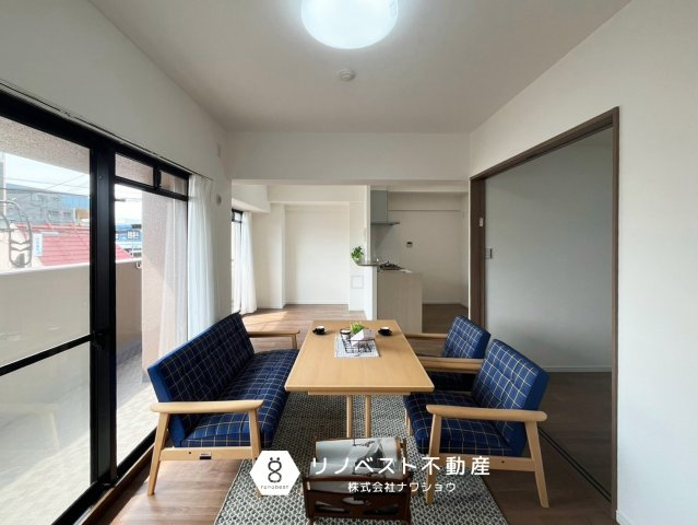 サンメゾン若江岩田の居間・リビング|約14.8帖のLDK♪
隣接する洋室は、リビングの延長としてもお使いいただけます♪