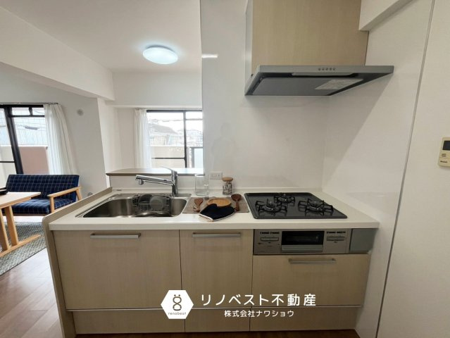 サンメゾン若江岩田のキッチン|リビングダイニングが見渡せるカウンターキッチン♪
グリル付き3口コンロ◎